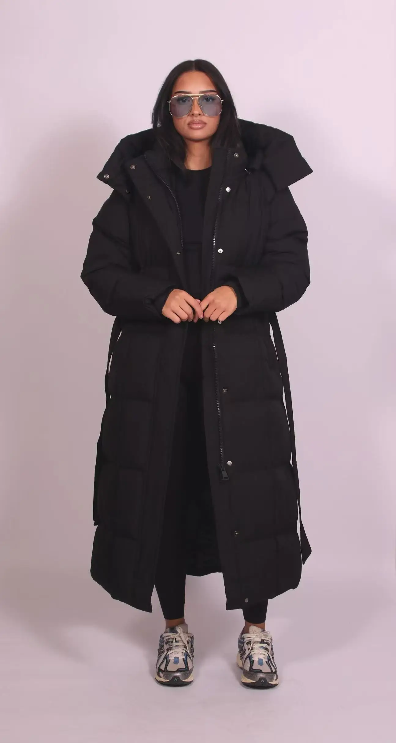 Winternieuw donsjack voor dames, lange lengte, elegant en waardig, tailleontwerp met riem voor afslankeffect, capuchon met een