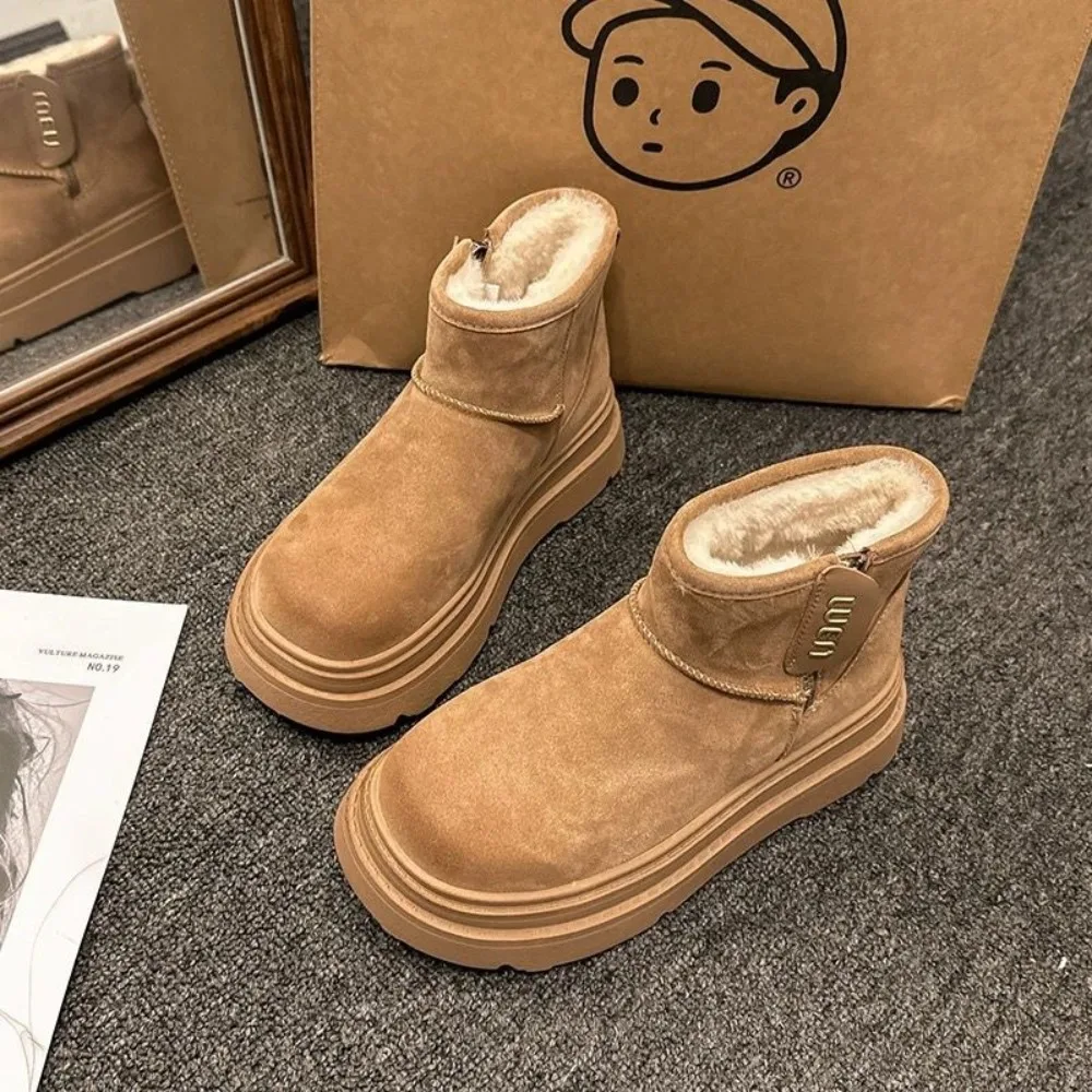 Piel y piel suela gruesa integrada con botas de nieve de felpa para mujer en otoño e invierno 2025, tubo corto con felpa antideslizante