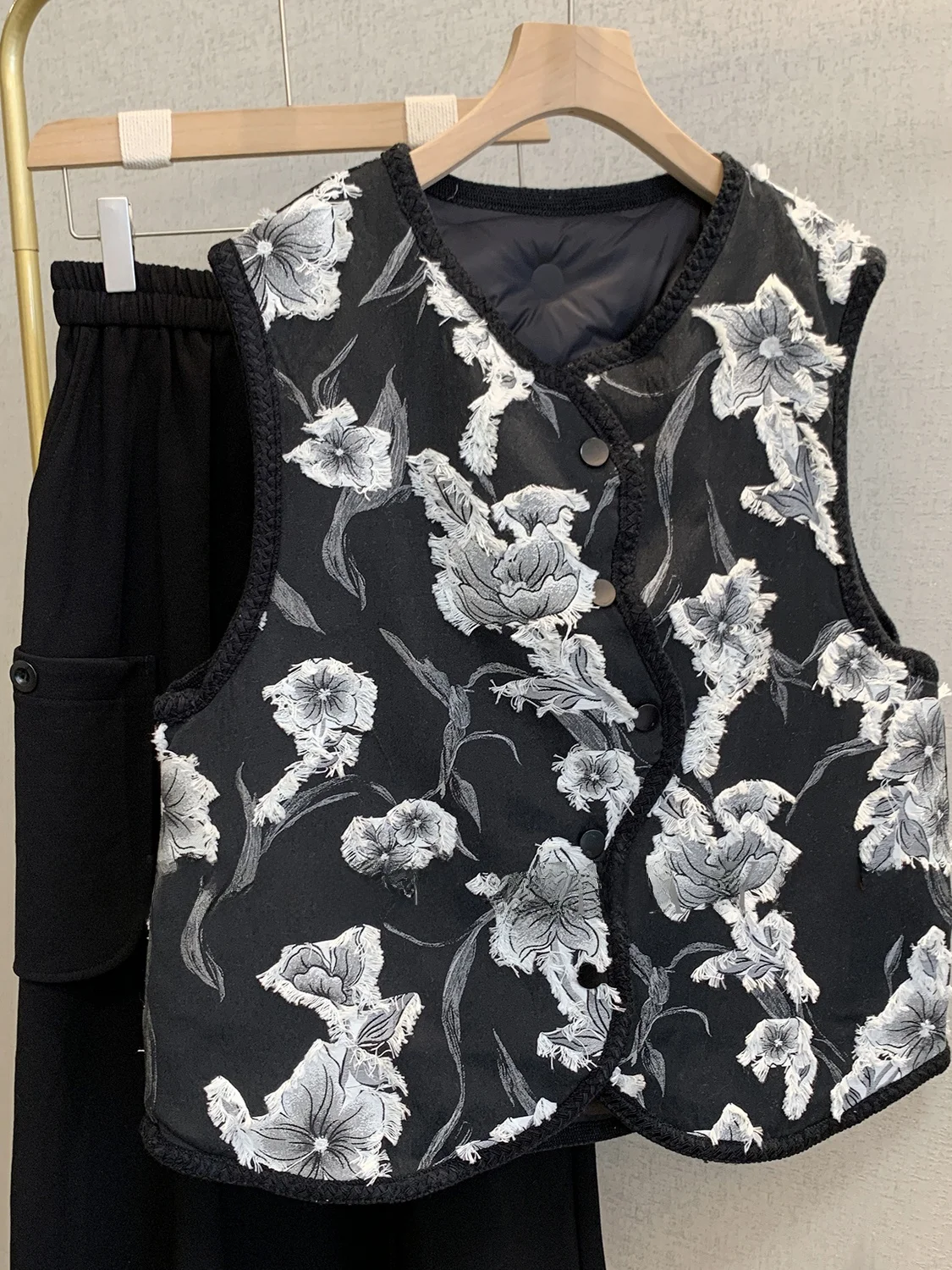 

Новый китайский Sle с вышивкой Fluttonl Svel круглый Nedown Jaet женский высококачественный пуховый жилет с сенсорным дизайном