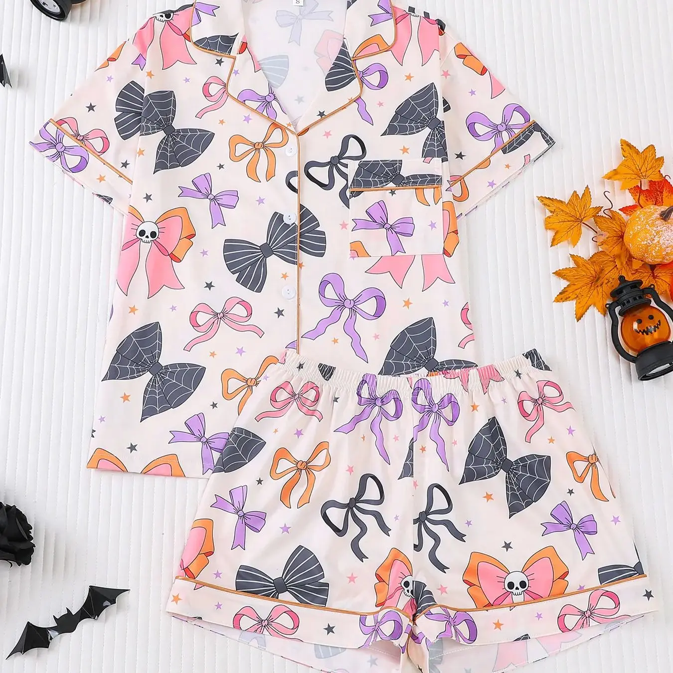 

Модный милый и необычный женский комплект для сна в стиле Ins, 2 предмета: пижама с бантом и принтом на Хэллоуин, с отложным воротником, короткими рукавами и шортами, повседневная домашняя одежда