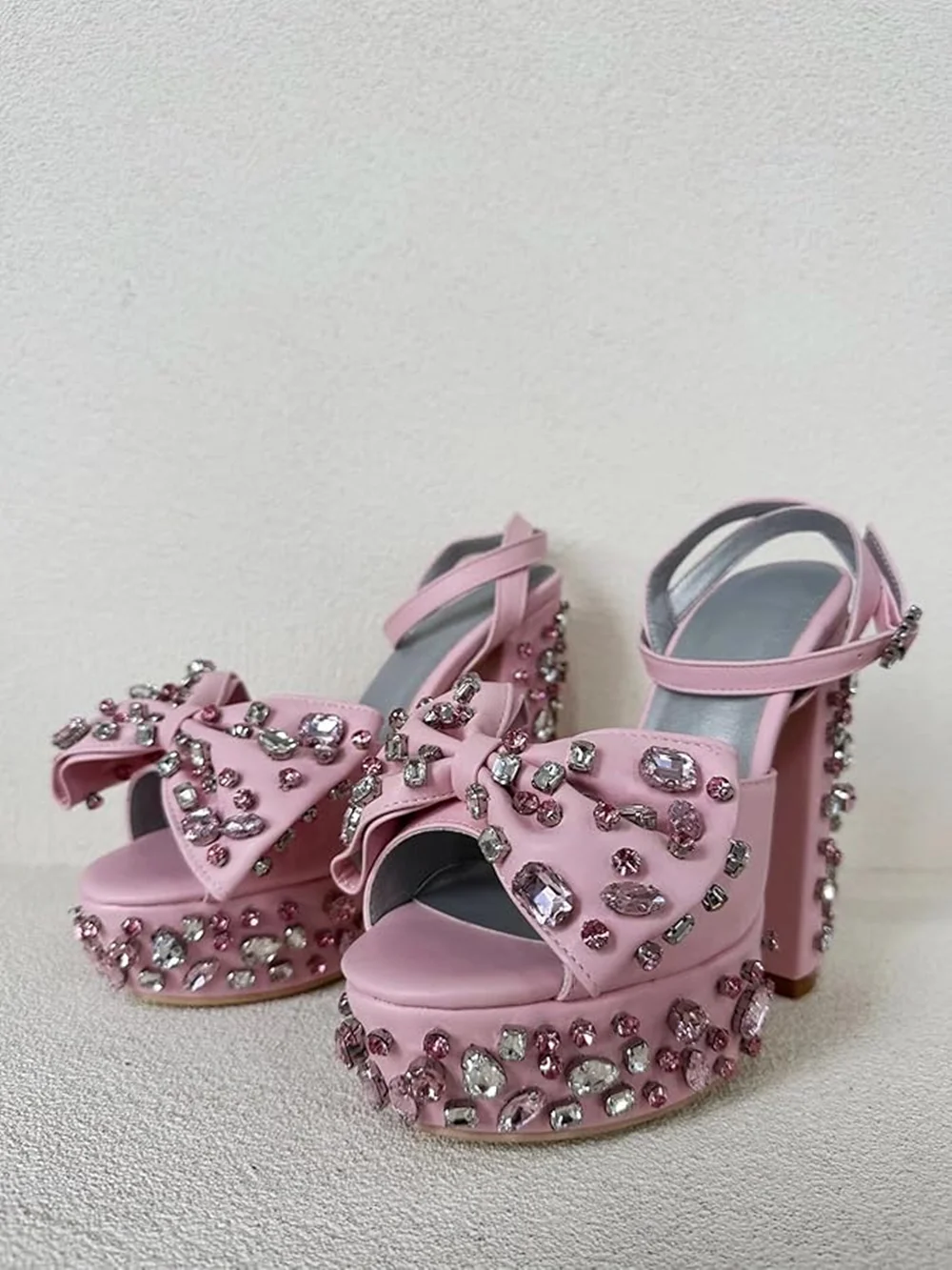 

Пастельно-розовые босоножки на платформе с открытым носком, кристаллическим бантом, ремешком на щиколотке, на массивном каблуке, в милом игривом стиле, летние, высокомодные
