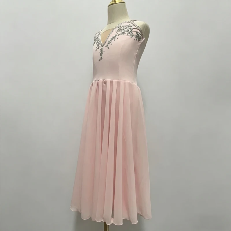 Niña vestida con falda tutú larga de ballet y zapatillas de punta