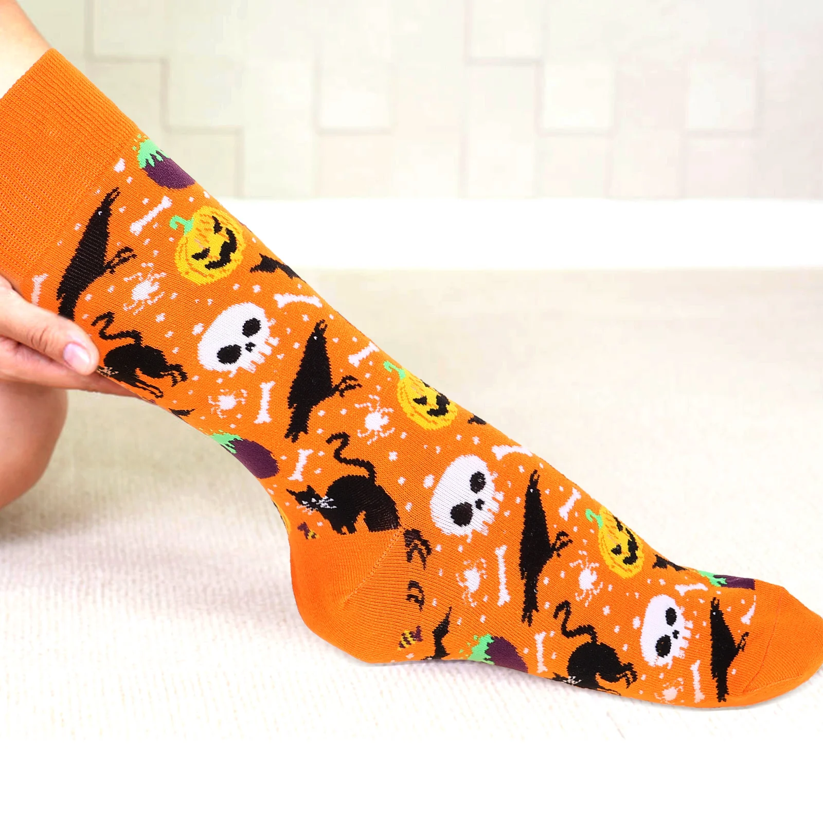 2 쌍 여성용 하이 양말 할로윈 패턴이있는 긴 스타킹 일일 파티 착용을위한 통기성 부드러운 패브릭 양말 남여 선물 아이디어