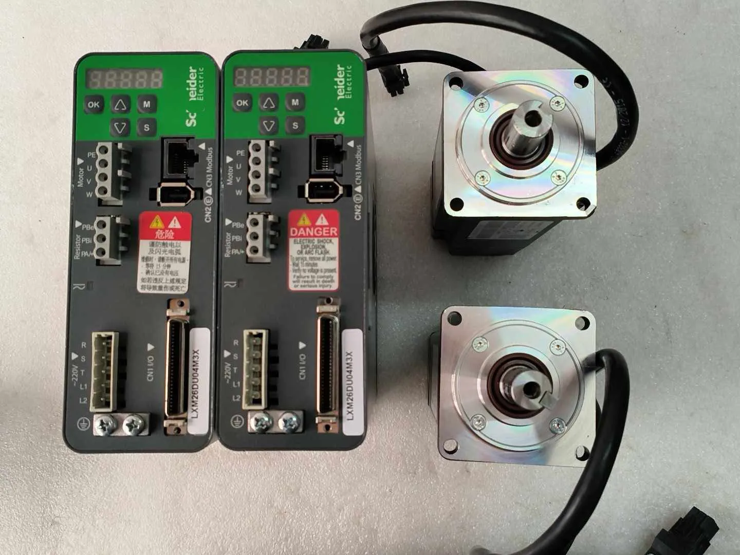 

LXM26DU04M3X BCH2LD0433CA5C Серводвигатель для Schneider