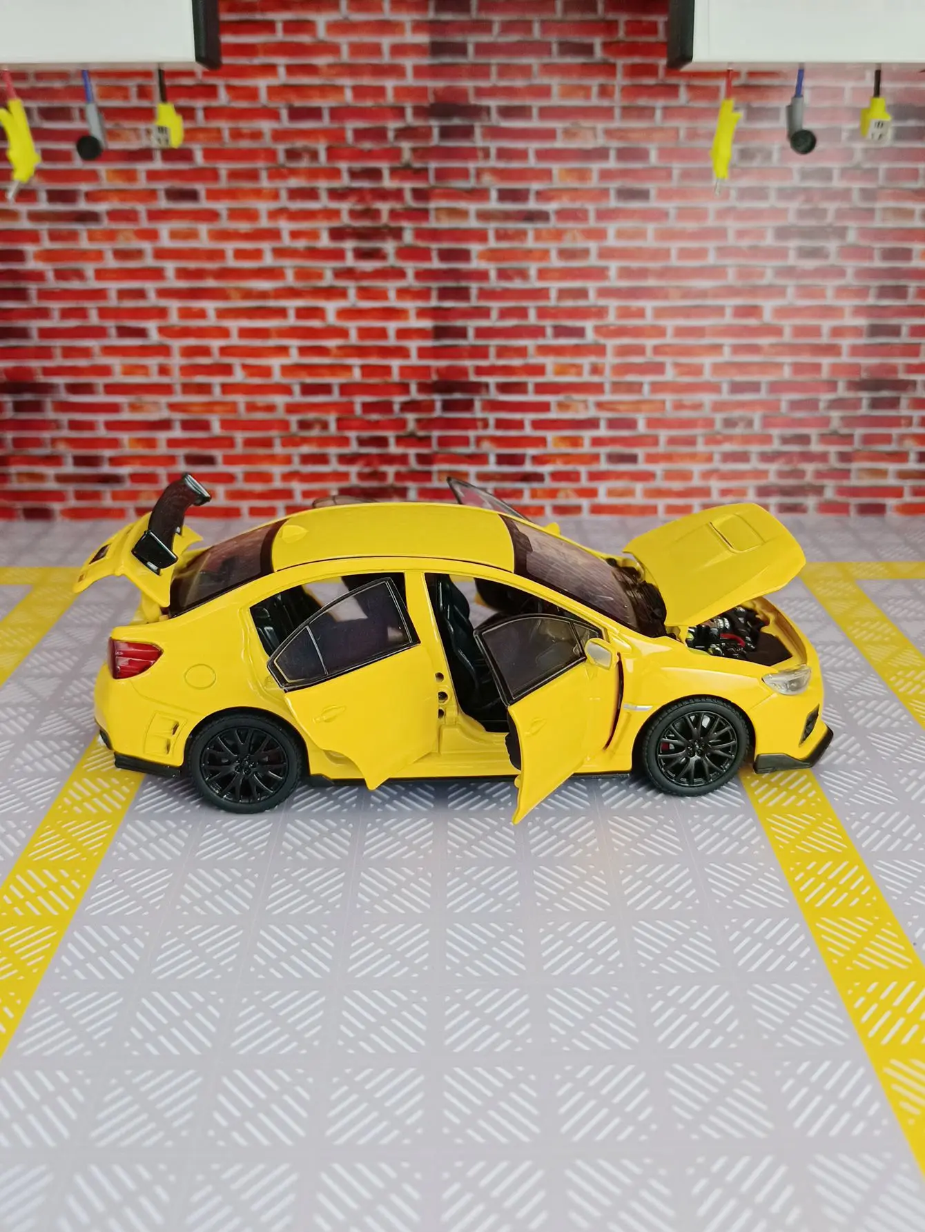 

1:32 модель седана из сплава, детские звуковые и световые игрушки, двери можно открыть, как подарок на день рождения для детей