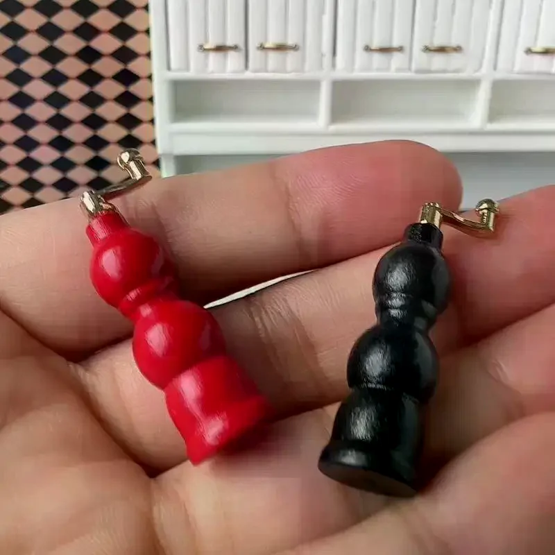 2Pcs Dollhouse Miniature Accessories 1:12 Mini Red And Black Grinding Machine Model Toy Restaurant Scene Decoration