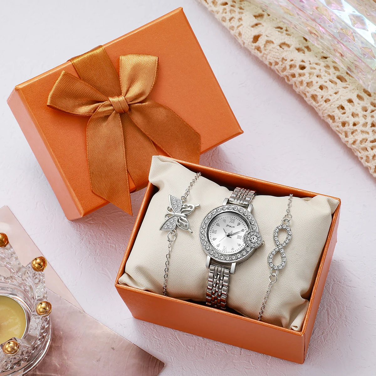 

Роскошный набор: часы и украшения с серебряными стразами — часы с римскими цифрами и кристаллами, браслеты с подвесками в виде бабочки и символа бесконечности, элегантный аксессуар