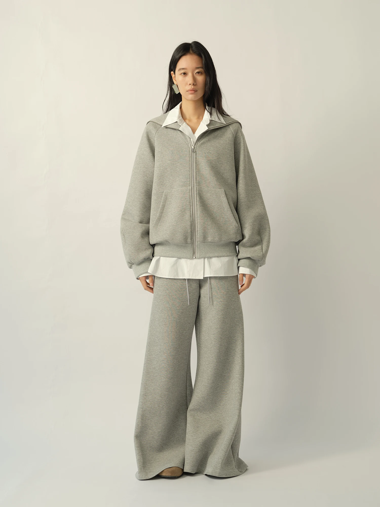 

Комплект TENSPHER: толстовка с оригинальным дизайном и воротником-стойкой, повседневные брюки, женский весенний комплект из двух предметов, модный и удобный