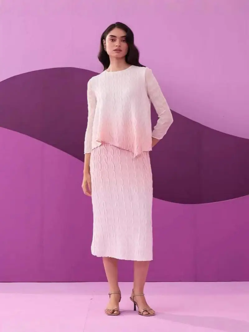 

Miyake плиссированный лето 2025 г., новый свободный женский костюм градиентного цвета, топ с короткими рукавами + юбка до половины тела с высокой талией, комплект из двух предметов