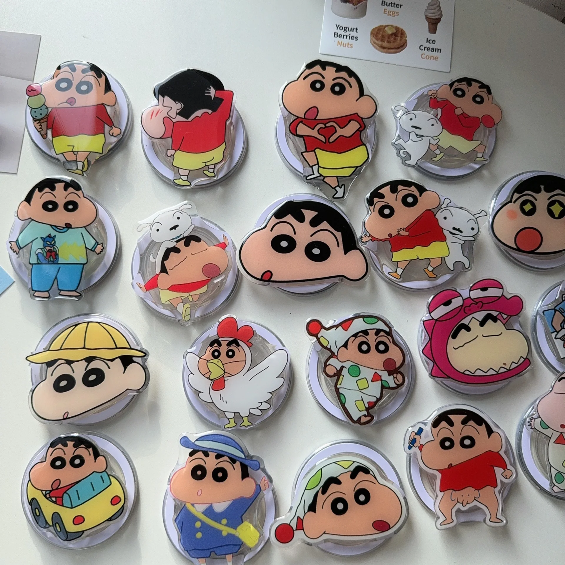حامل هاتف Kawaii Crayon Shinchan MagSafe حامل أنيمي مغناطيسي لهاتف IPhone 15/16 Pro حامل سطح المكتب كسول كرتوني لطيف (2024)