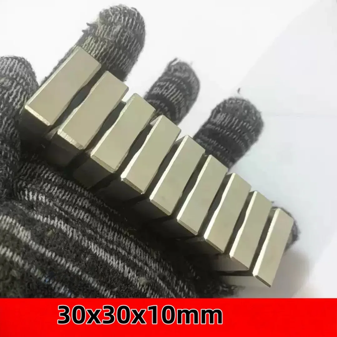 I magneti quadrati 30x30x10mm possono essere ampiamente utilizzati per frigoriferi, fissaggio documenti per ufficio e fai da te 30x30x10mm