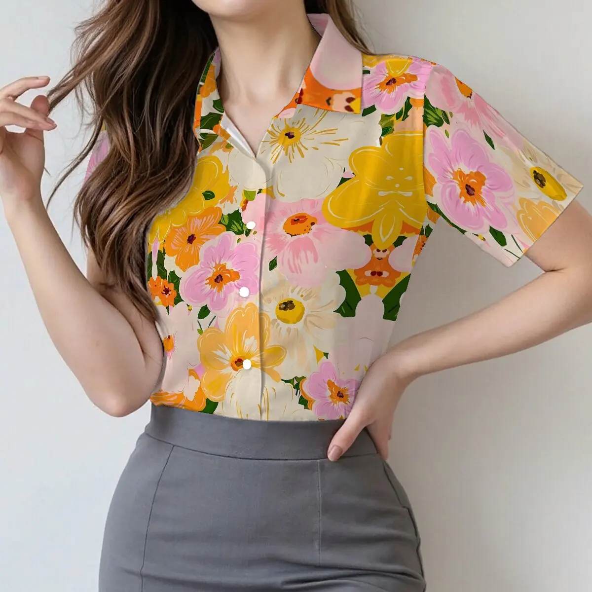 

Женская рубашка с коротким рукавом в стиле ретро-живописи, с цветочным принтом по всей поверхности, отложным воротником, на одной пуговице.