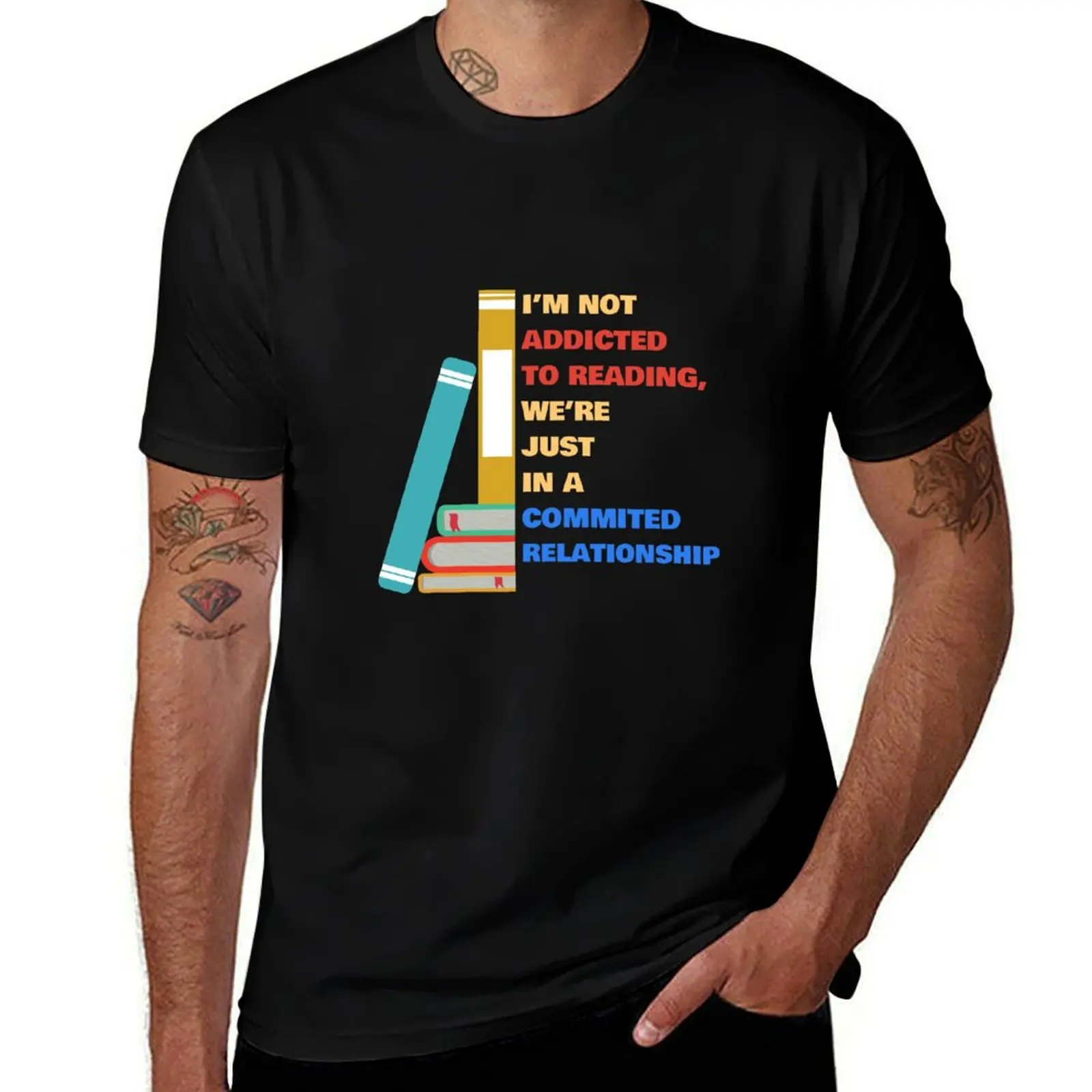 Je ne suis pas accro à la lecture, nous sommes simplement dans une relation sérieuse. T-shirt homme, t-shirt graphique.