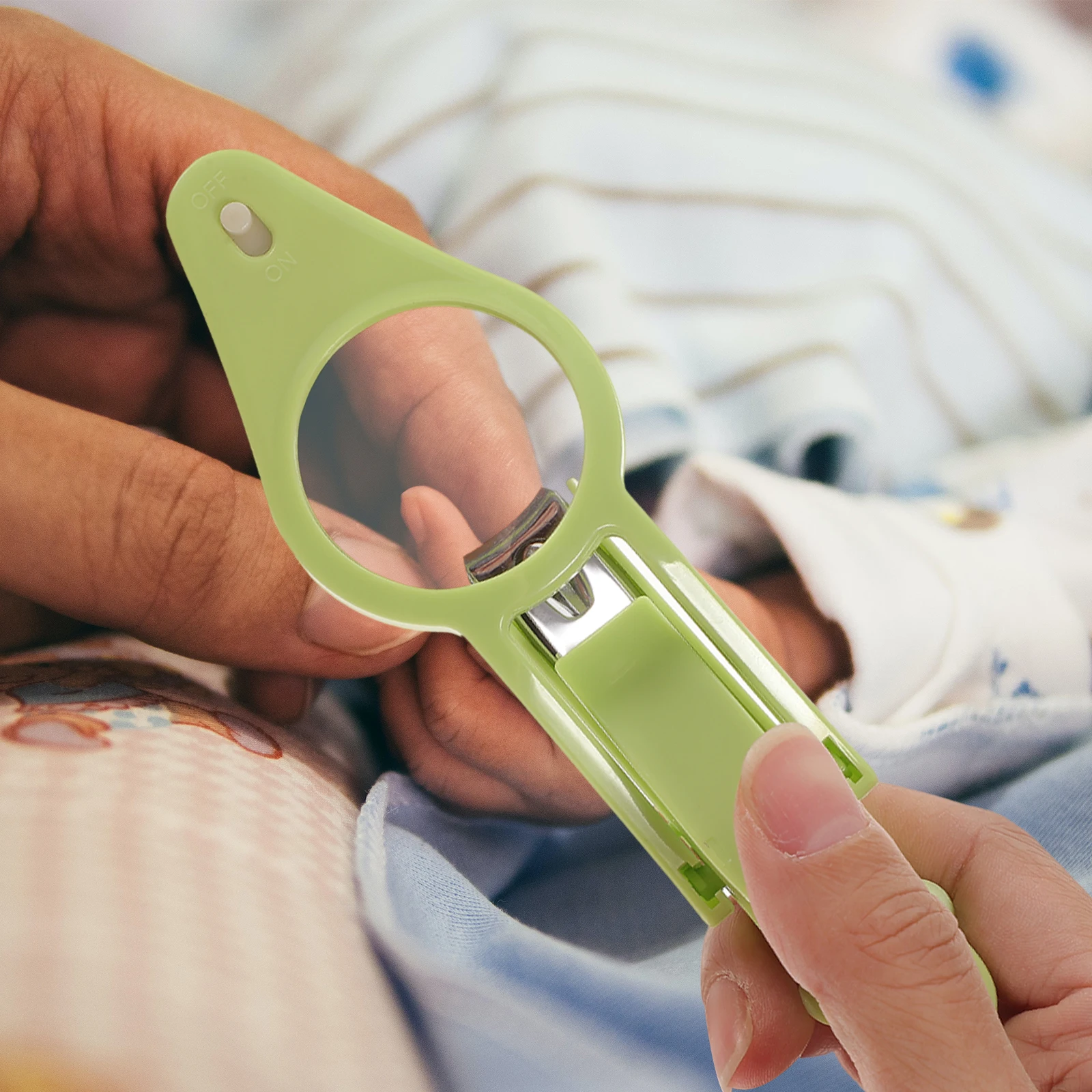 

Portable Baby Nail Care Tool with LED Light Magnifying Glass Safe Precision Nail Cutter for Newborns and Toddlers Green
