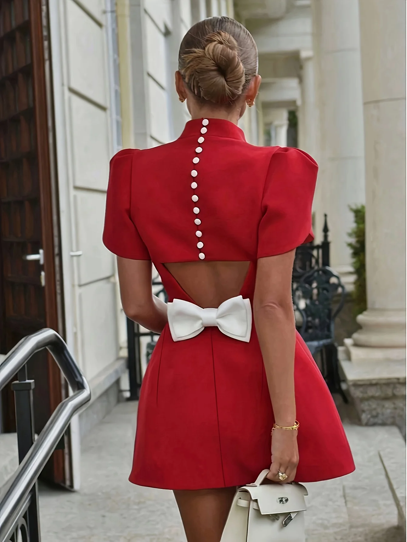 Lässiges und elegantes Damenkleid mit Rundhalsausschnitt, Knopfleiste am Rücken, ausgehöhltem Schleifendesign und mittellangem Rock – Detail 3