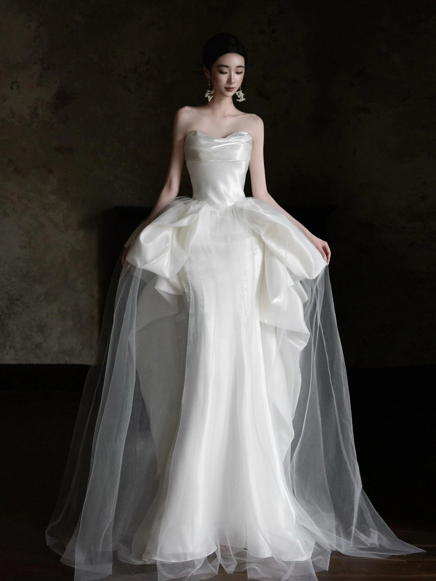 

Elegant Satin Wedding Dress Bridal Gown White Strapless Long Skirt Floor Length out Door Veil for Wedding Reception