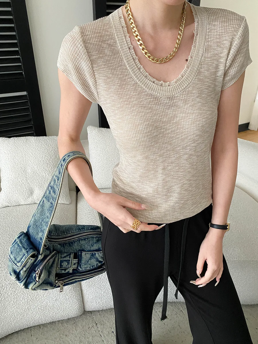 Sommerlicher Damenpullover in unifarbenem, französischem Design, doppellagig, mit V-Ausschnitt, schmal geschnitten, kurzärmelig. – Detail 13