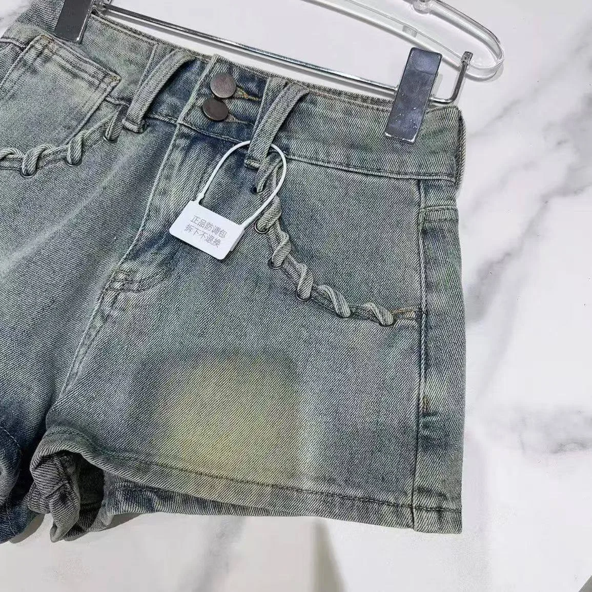 

Американские джинсовые шорты с низкой посадкой для женщин, модель 2026 года, новые, А-силуэт, широкие штанины, летние, универсальные, облегающие, супер-шорты