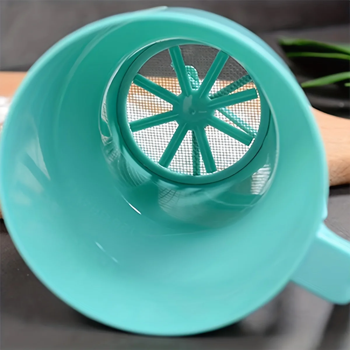 1pc-Plastic Hand-held Powder Shaker Mesh Flour Bolt Sifter Manual Sugar Icing Shaker Baking Shaker Sieve Kitchen Tool