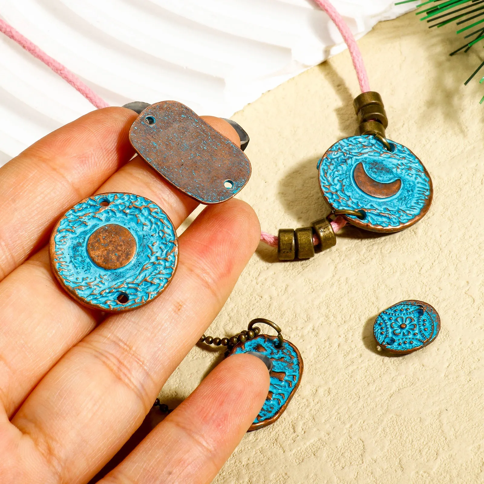 10PCs Bohemian Blue Patina Geometric Connectors Round Flower Moon Horse Pattern Charms Diy Naszyjnik Bransoletka Biżuteria Wisiorki