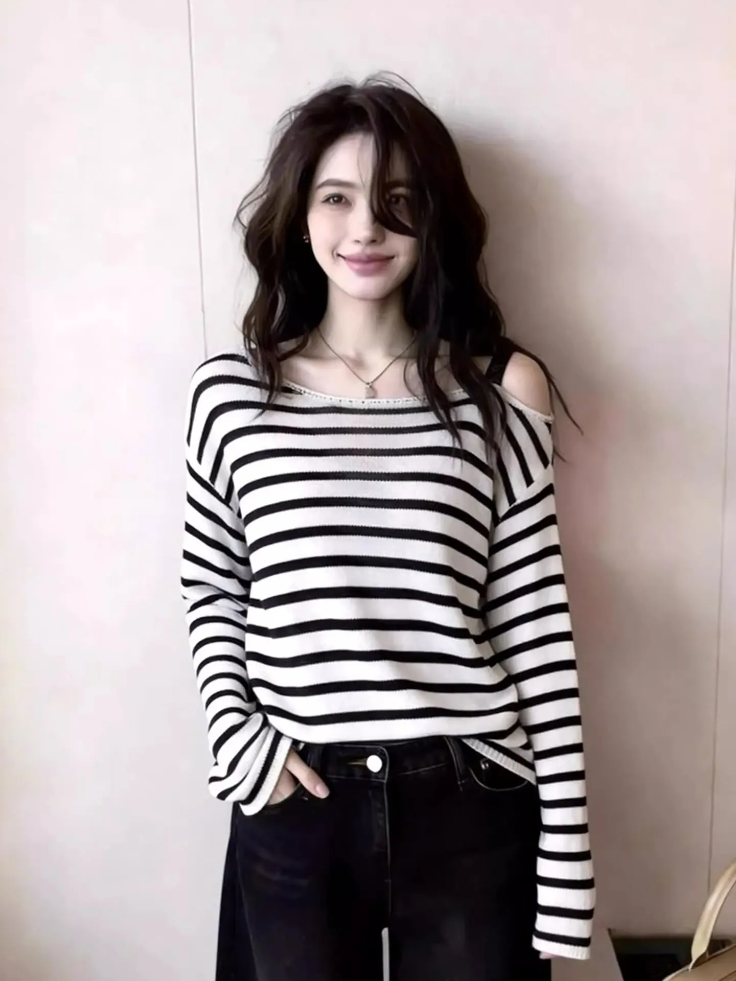 

High-End Korean Sle Striped oulder Bared Long Sve Knitted Top Loose Base irt Spring 2026 Silk Women's Faion