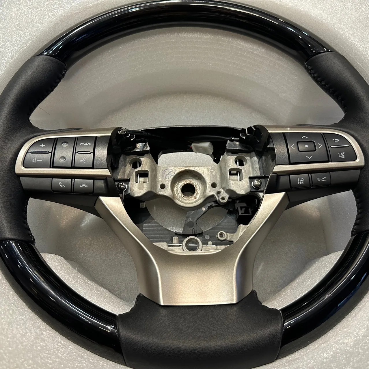 

This model is suitable for the new Lexus GSES modified from the Crown Reiz Camry, with a leather piano and black peach wood stee