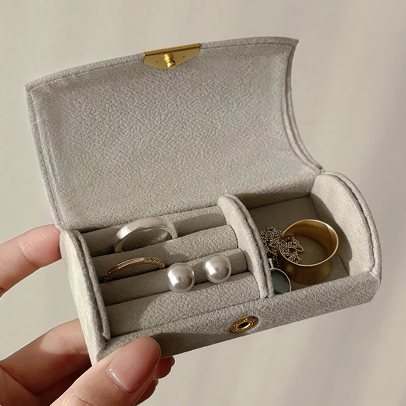 Exquisite tragbare Mini-Schmuck-Aufbewahrungsbox für Geschäftsreisen für Damen, Anti-Oxidations-Licht, luxuriöse Ring-Schmuckschatulle aus Samt