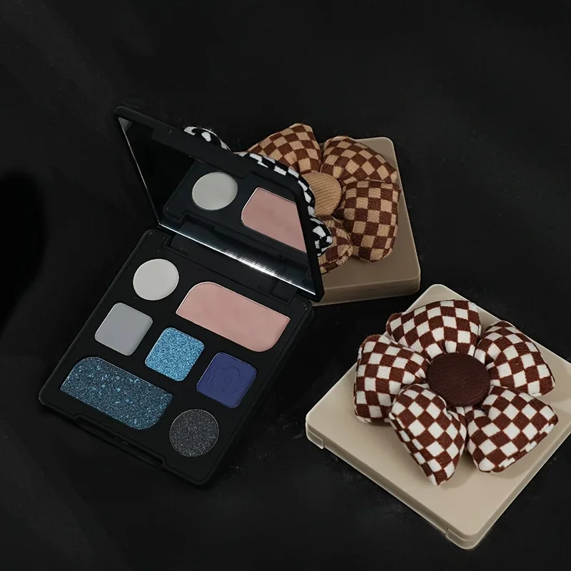 マット、パール、シマー、グリッター仕上げ、ニュートラルなアーストーンを備えた7色のフラワーアイシャドウパレット1箱。