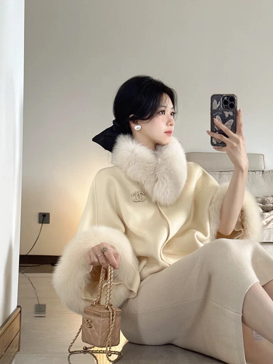 Elegant  Fur Trimmed Short Coat Woolen Sweater Sweet Style round Neck Single Button Closure Long Sleeve Winter Outerwear