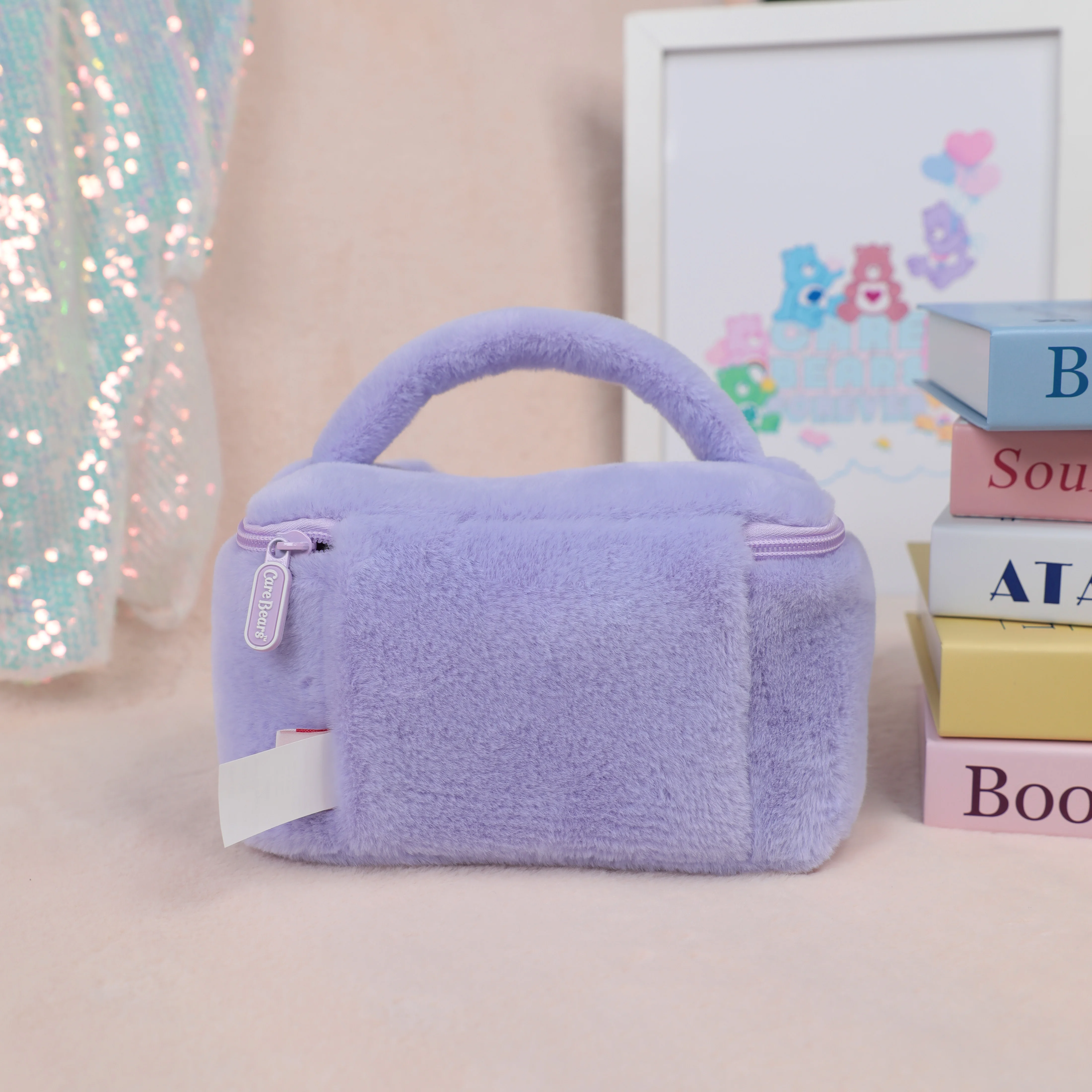 Care Bears Plüsch-Kosmetiktasche, Cartoon-Regenbogenbär, große Kapazität, Reise-Kulturtasche für Mädchen und Frauen, weicher, flauschiger Make-up-Beutel – Detail 8