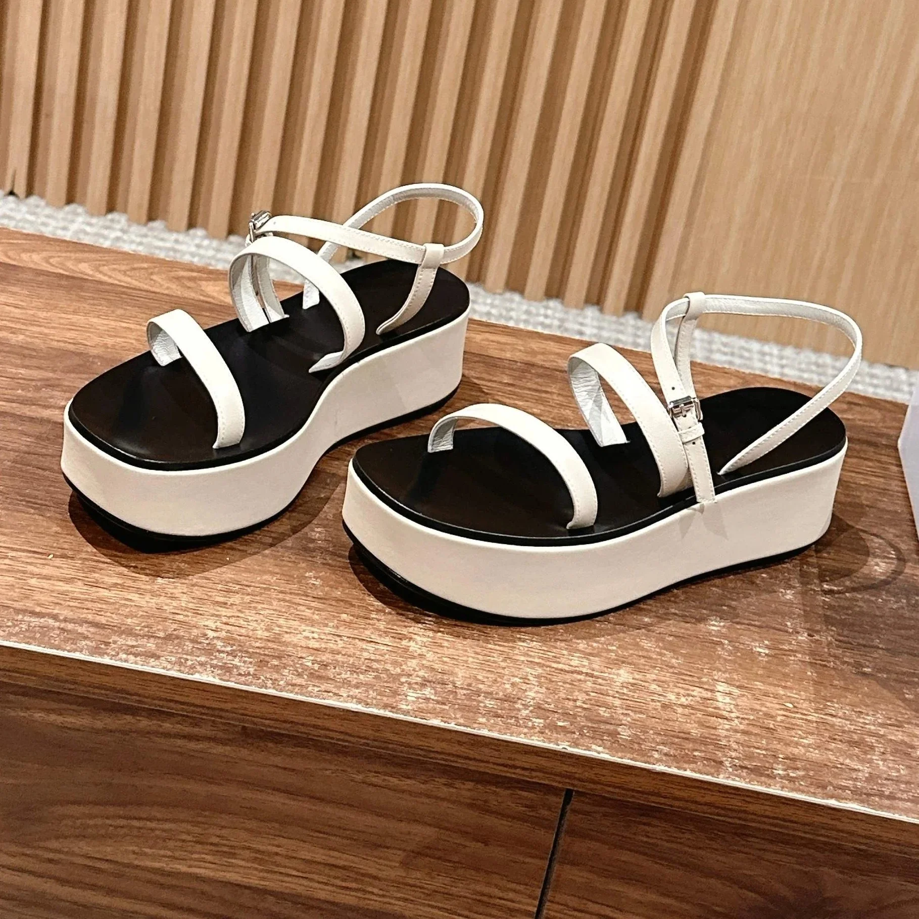 2025 FANGXITING أحدث الصيف جلد طبيعي المفتوحة تو سميكة وحيد مشبك حزام صناديل للنساء صنادل طراز جلاديتور أحذية مصعد