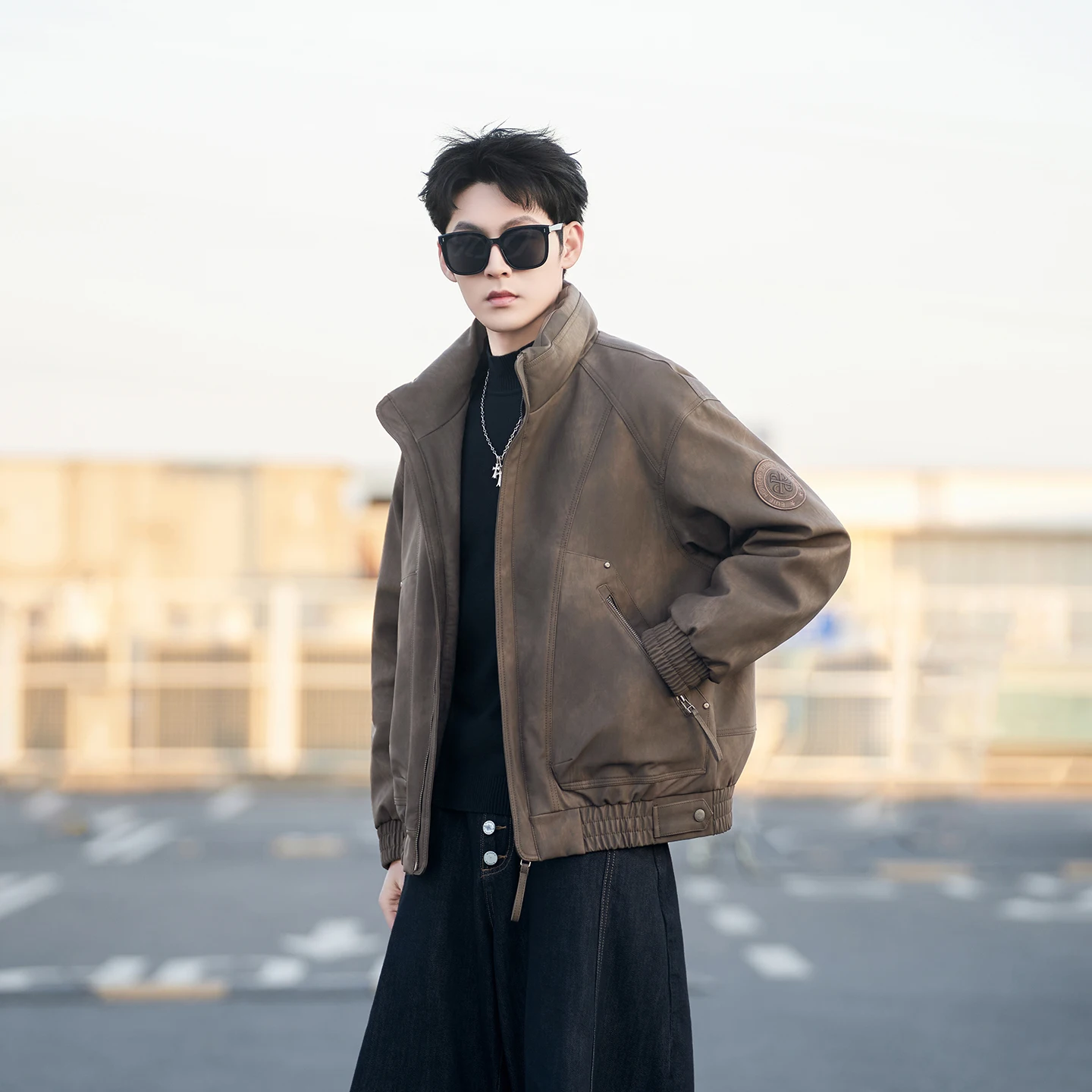 The 2026 winter bestseller, a high-quality men's leather down jacket with fashionable embroidery, is warm and windproof, setting