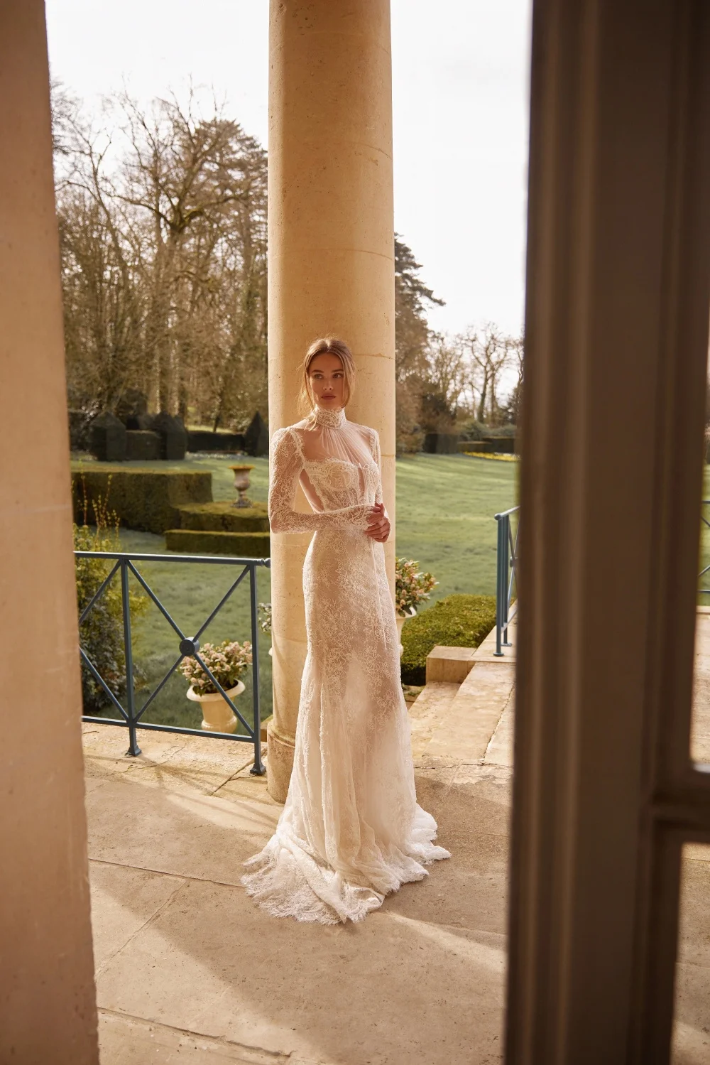 فساتين زفاف حورية البحر الفاخرة بياقة عالية وأكمام طويلة مصممة بدون ظهر سويب تراين مطوي زفاف مصنوع حسب الطلب رداء De Mariée