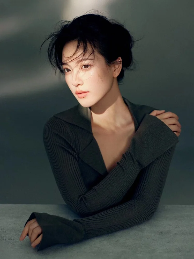 

Фотосъемка одежды в новом стиле 2026: серые портреты, модная подсветка, художественные фотографии, эмоциональная атмосфера