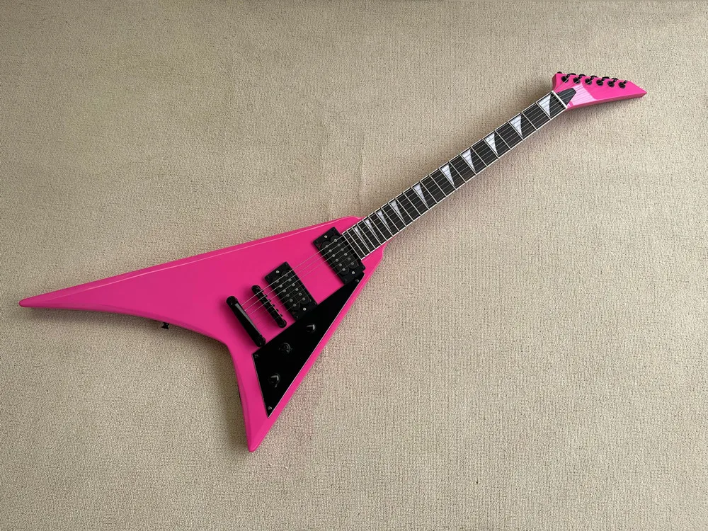 Guitarra eléctrica de 6 cuerdas con cuerpo rosa, diapasón de palisandro, herrajes negros y protector de cuerdas, ofrece servicio personalizado