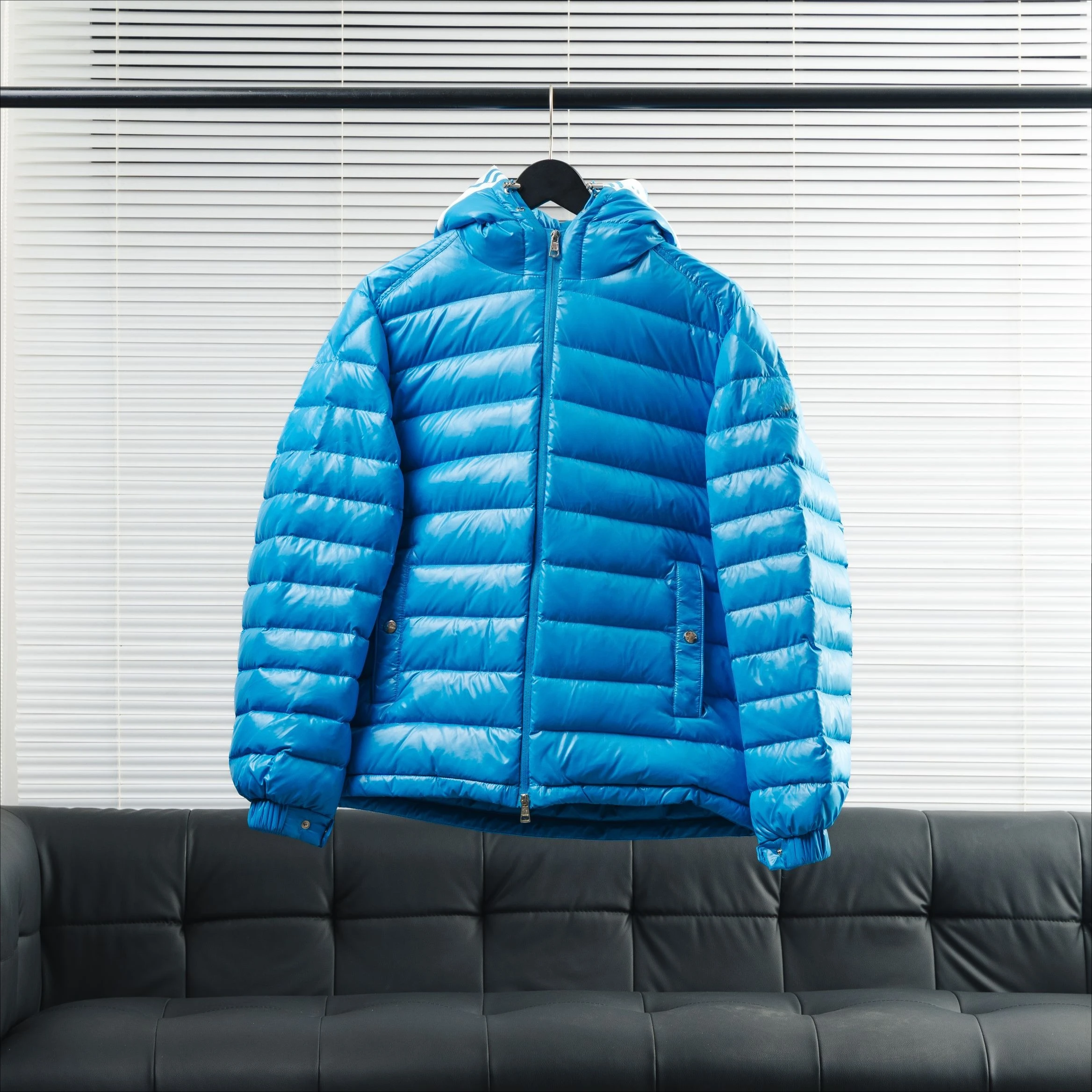 المرأة أسفل معاطف فاخرة مصمم بلون الدافئة سترات رجالي جودة عالية العلامة التجارية لينة موضة الملابس النسائية شتاء 2025 #2