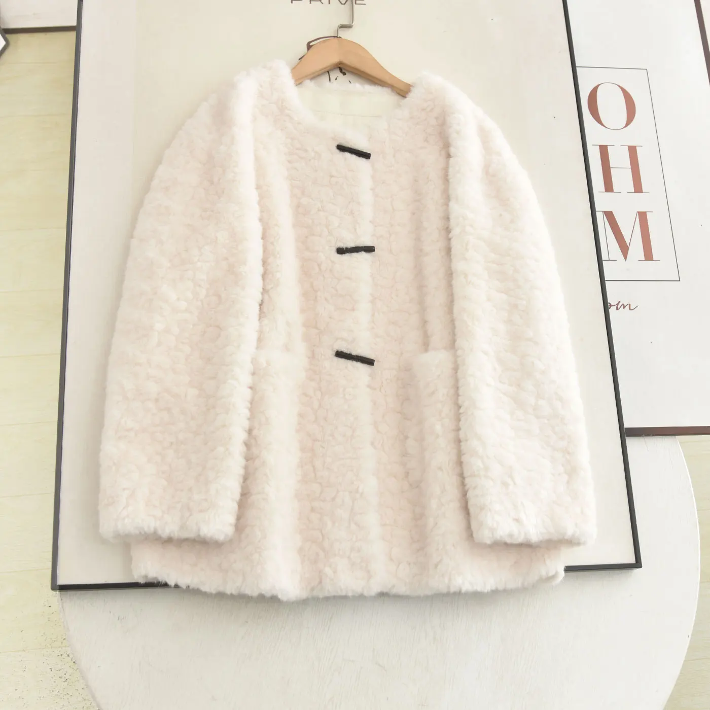 

Экологичная женская куртка из искусственного меха в корейском стиле, универсальное зимнее пальто с длинными рукавами и круглым вырезом, средней длины, омолаживающее образ.