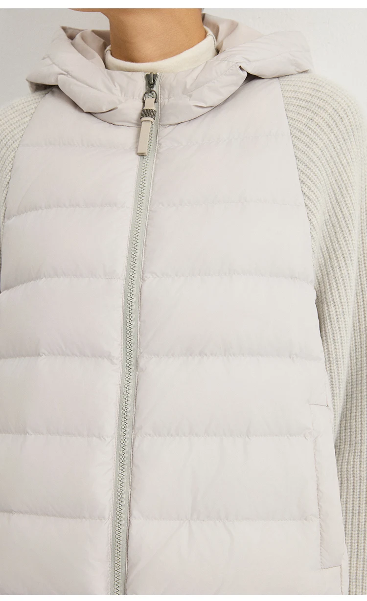 BY4621558 Damen Kapuzen-Daunenjacke mit Kaschmir-Strickärmeln, Waffelstrick, Kettenreißverschluss, Old Money Eleganz für den Winter – Detail 4