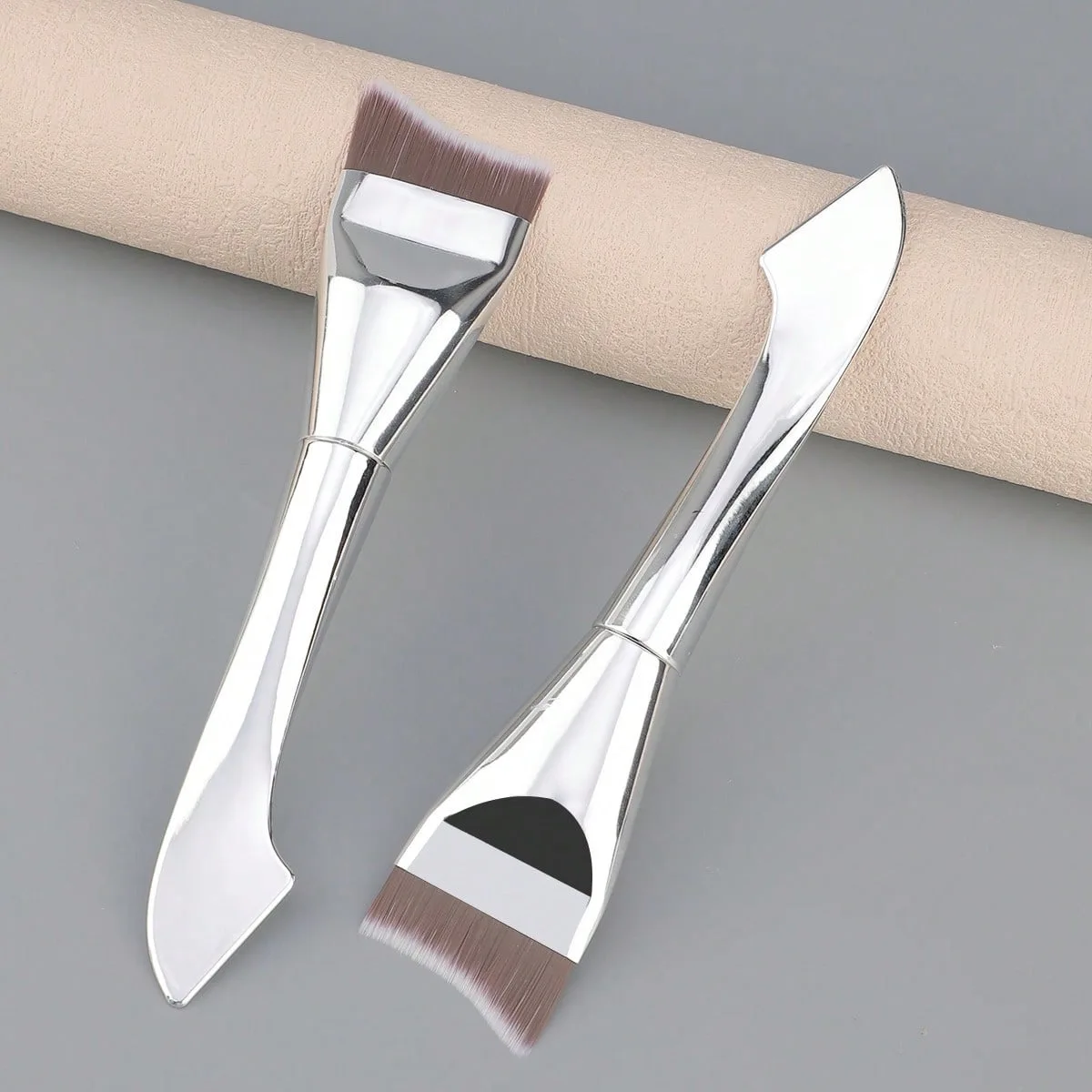 Pennello per fondotinta con design a mezzaluna aggiornato Applicazione liscia ultrasottile Maschera liquida Spatola Pennelli per trucco Strumenti di bellezza