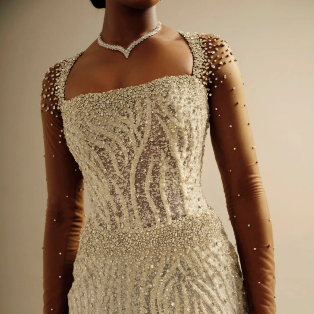 新しい取り外し可能なトレーン付きクリスタルウェディングドレス、まばゆいビーズ刺繍のロングスリーブブライダルガウン、カスタマイズされた絶妙な花嫁用ドレス