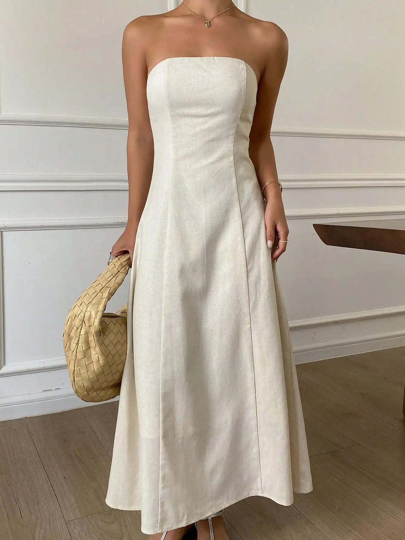 

Кремовое однотонное платье миди без бретелек с юбкой А-силуэта для летнего повседневного образа