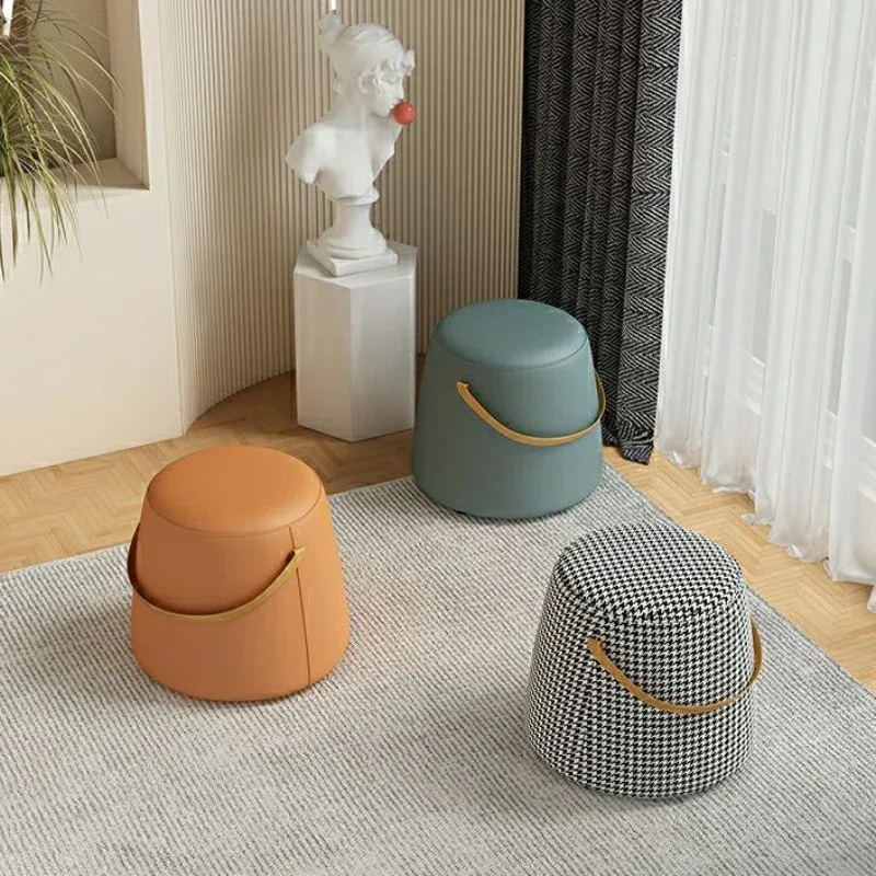 Handheld Cute Small Stool Home Shoe Changing Makeup Sofa Coffee Table Stool Luxury Simple Solid Wood Puffs Asiento Furniture