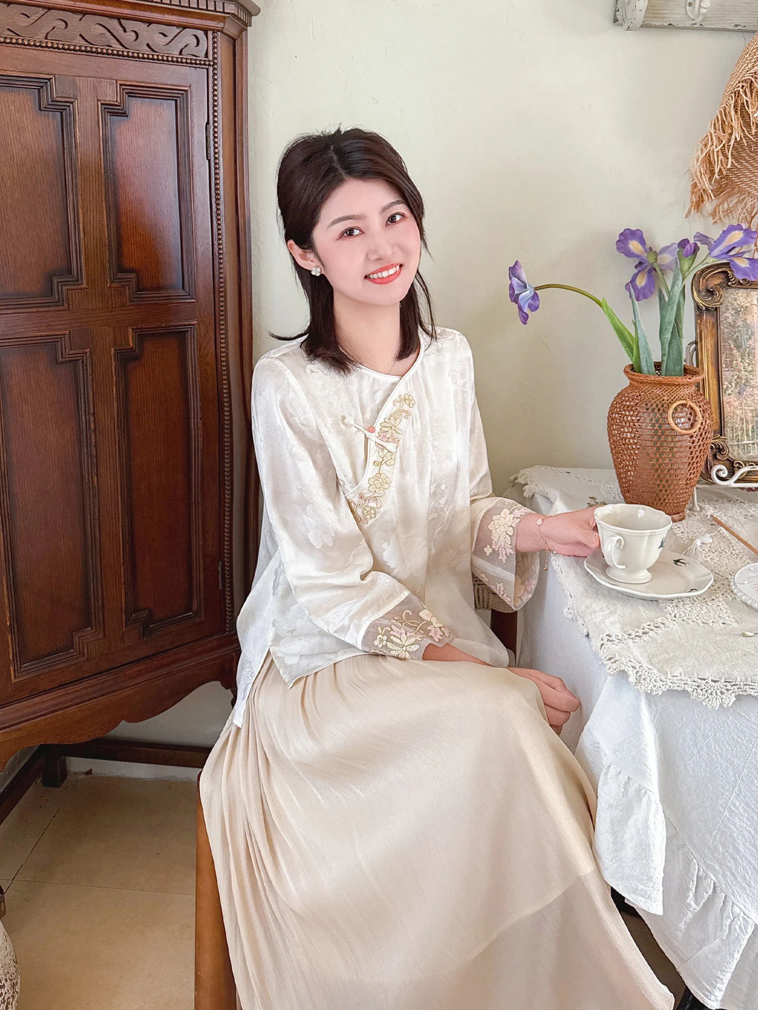 

Рубашка Zhilucai Wind Chantilly в новом китайском стиле из шелкового атласа с вышивкой, пуговицами и темным узором, с объемными цветами, верхняя часть, размер 93X