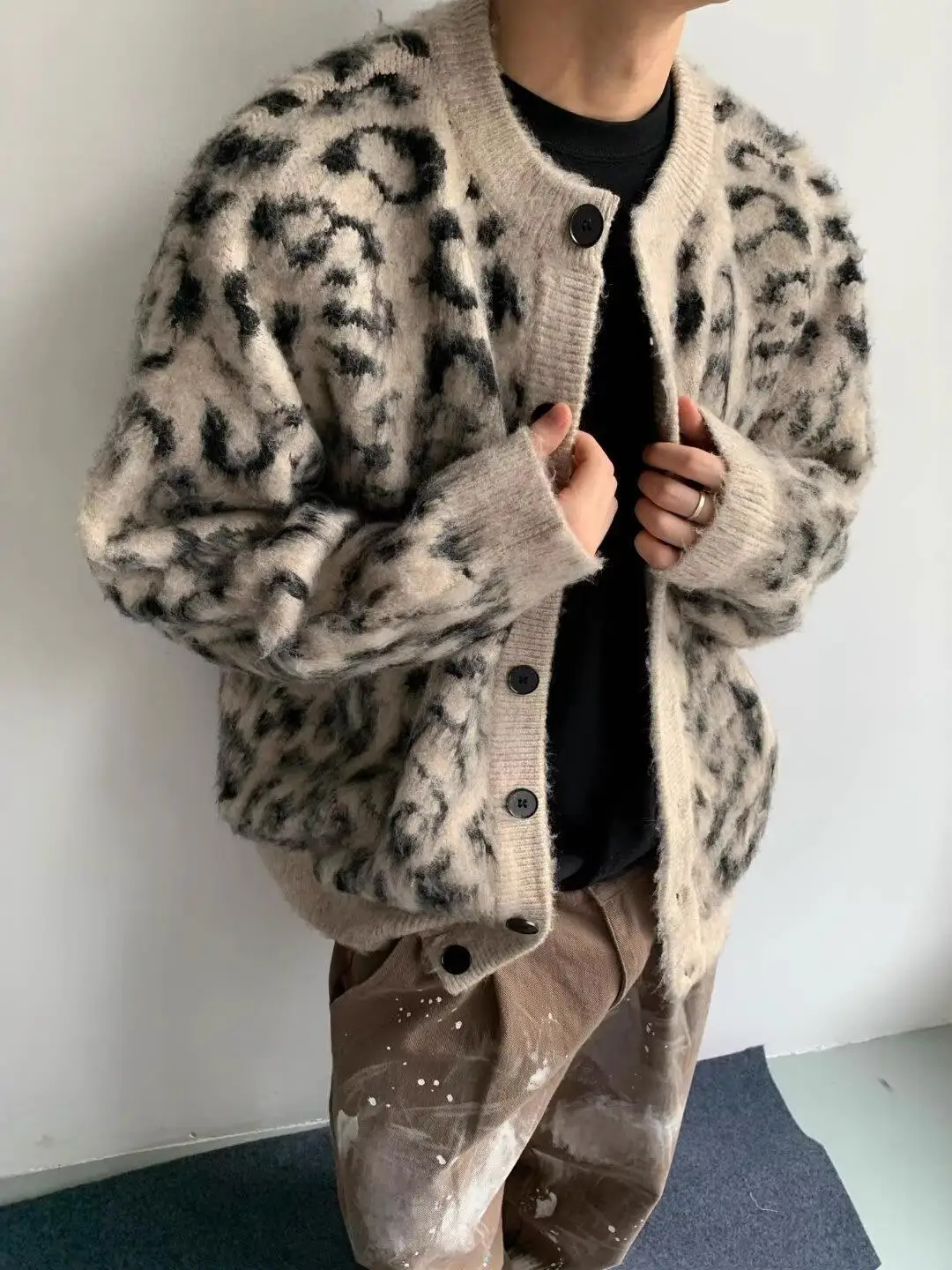 

Retro American Sle Loose Fit Faux Fur Lined Leopard Print Open Cardigan Sweater for Men And Women Casual Loose Knitted Jaet