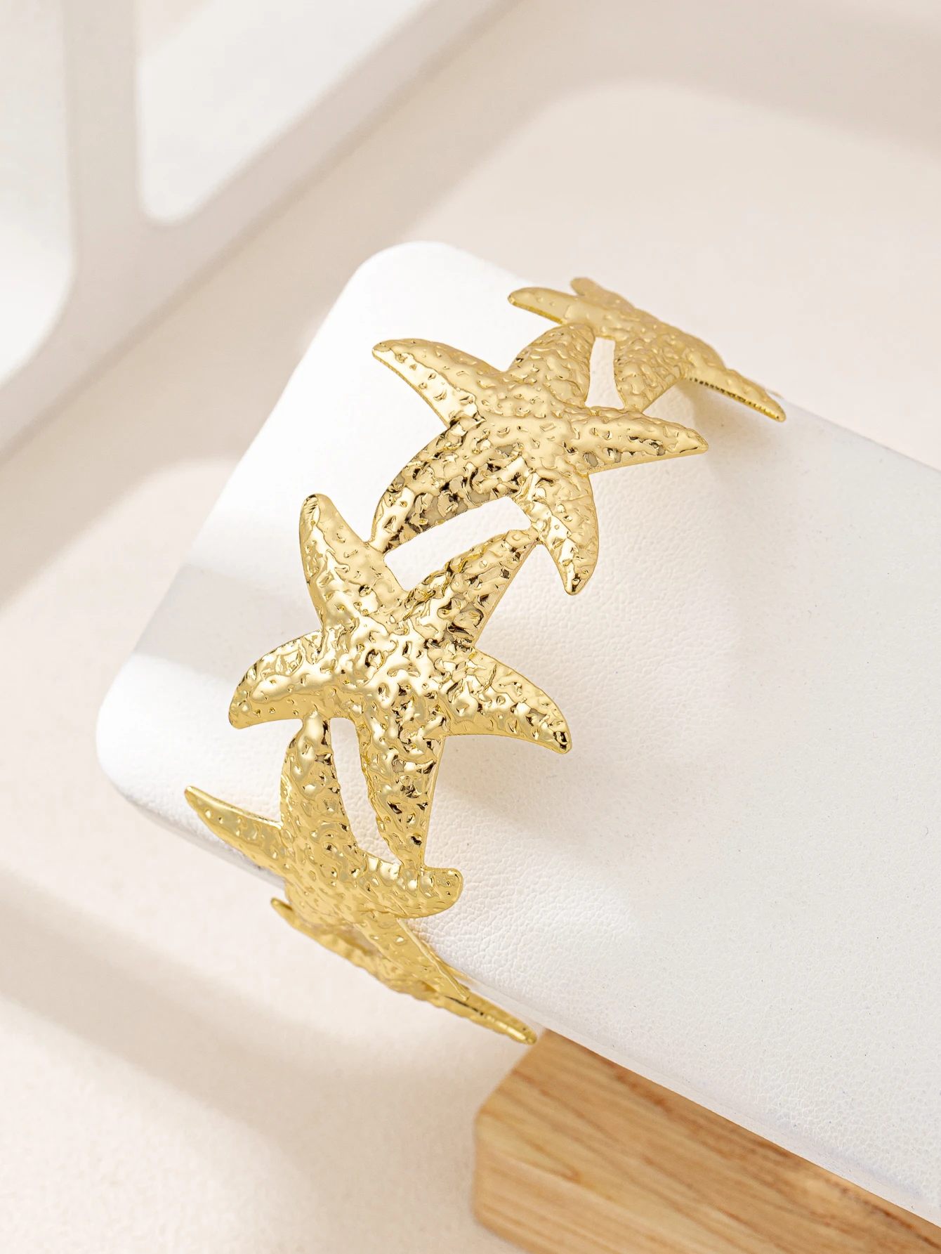 1 Simple Elegant and Versatile Retro Fashion Starfish Bracelet