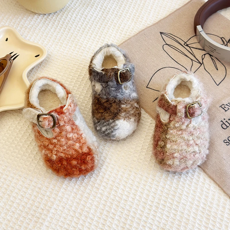 

2025 г., детская милая повседневная плюшевая обувь с волосатым низким берцем, новая зимняя модная универсальная теплая удобная хлопковая обувь на мягкой подошве для девочек