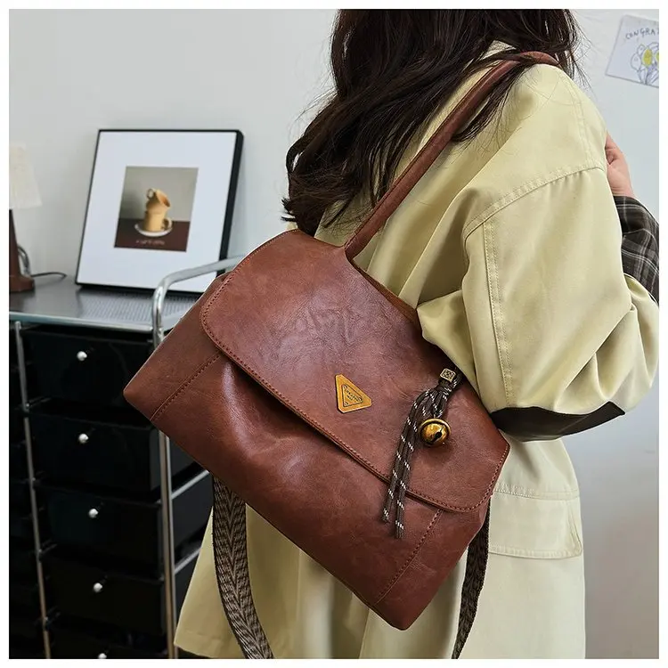 

Лето 2025 г., новинка 2015 года, подвеска из ленты кофейного цвета, портативная сумка-мессенджер, коричневая с подвеской, кофейный цвет, коричневый