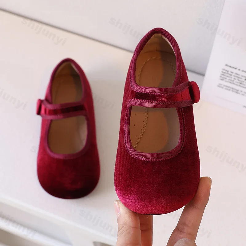 

Velvet Girls Princess Shoes 2026 New Baby Casual Shoes Fashion Mary Jane Shallow Velvet Children Soft Sole Retro Dance Flat Shoe