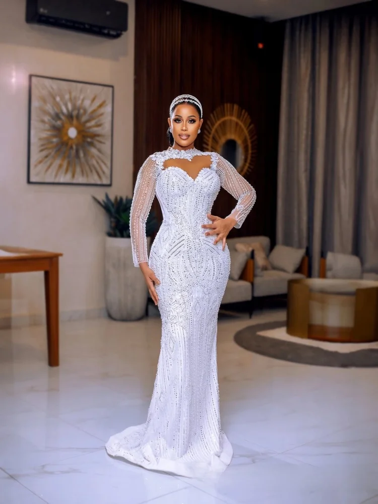 ชุดแต่งงานแบบมีแขนยาวประดับคริสตัลและลูกปัดวิบวับ พร้อมกระโปรงถอดได้