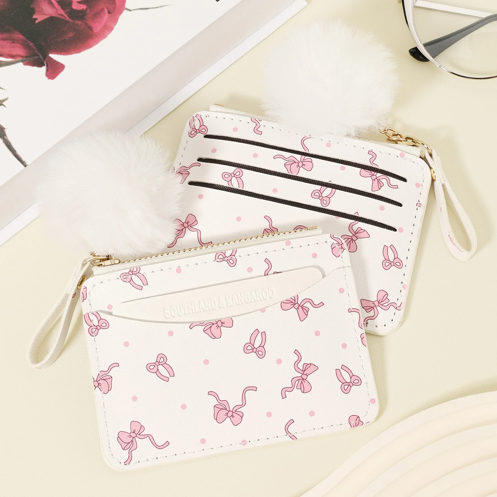 Der neue minimalistische Kartenhalter ist ultradünn, leicht und mit einem Pompon-Anhänger ausgestattet, tragbar für Bargeld, Ausweise, Kreditkarten und Münzen.